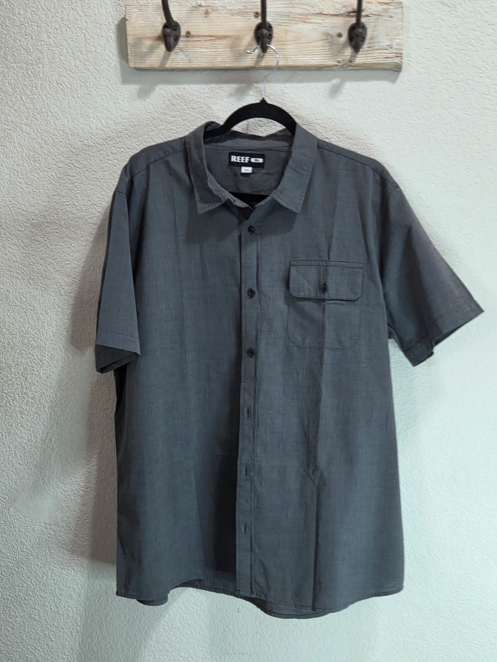 REEF Men's Short-Sleeve Button-Down Shirt in Charcoal